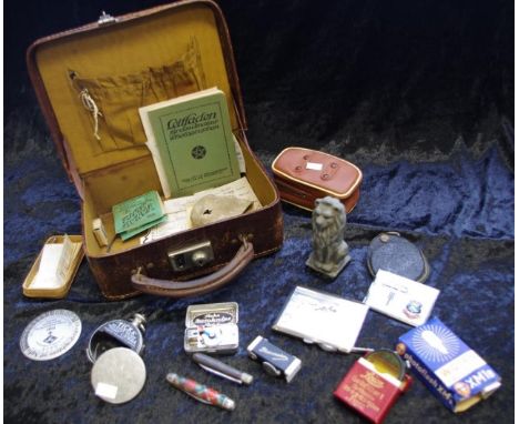 Collection of photographic curios including cased Autoknips II timer, Ticka waistcoat pocket camera, light meters, Leica filt
