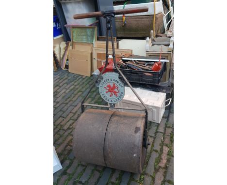 Vintage Thomas Green &amp; Son cast iron lawn roller: (split barrel drum). 