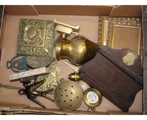 Brass inkwell and stand: desk clock, horse brasses, wooden pipe rack etc (1 tray). 