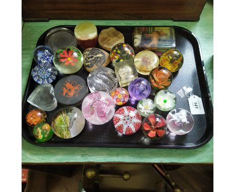 Mixed mainly glass paperweights including a Dartington and a Caithness