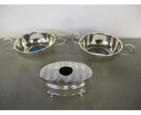 A pair of silver porringers and a small footed silver trinket box, weight 196.3g 