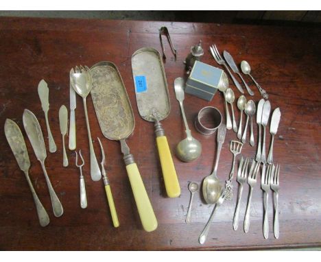 A mixed lot of silver and silver plate to include two silver napkin rings and flatware 