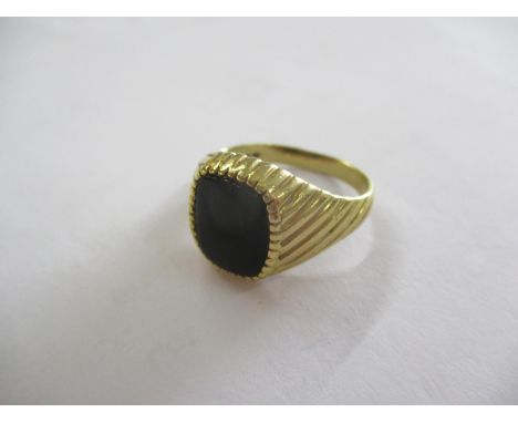 A 9ct gold and black jet gents ring, 7g 