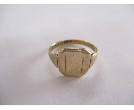 A 9ct gold gents signet ring, 3.1g 