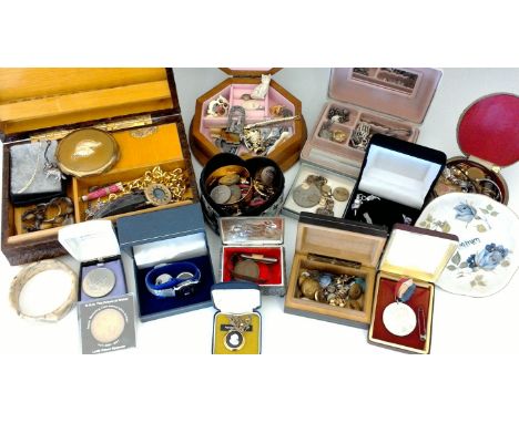 A collection of costume jewellery to include a compact, chains, wrist watches, a tigers eye bracelet, coins, brooches, bracel