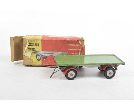 A boxed Shackleton model of an 8 tonne Dyson trailerGreen flatbed trailer, with red mud guards and grey chassis.