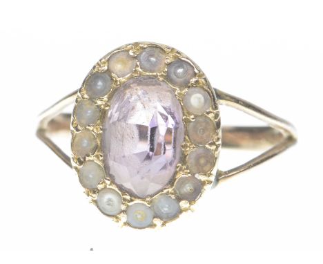 An amethyst and pearl cluster ringIn yellow metal, AF, weight approx. 2.7g