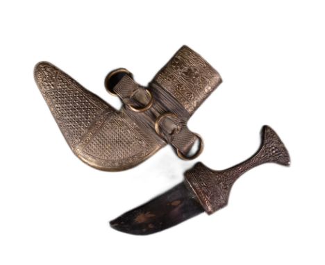 An early 20th Century Middle Eastern / Omani Khanjar / Jambiya dagger. Flat pommel with a Rhino horn waisted grip and a curve