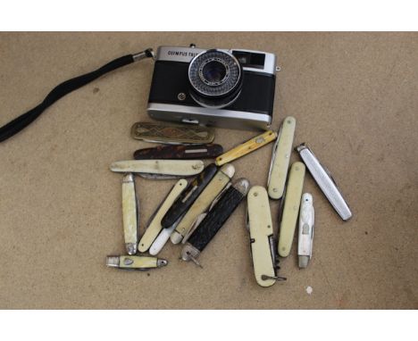 A collection of sixteen vintage penknives plus an Olympus Trip 35mm camera