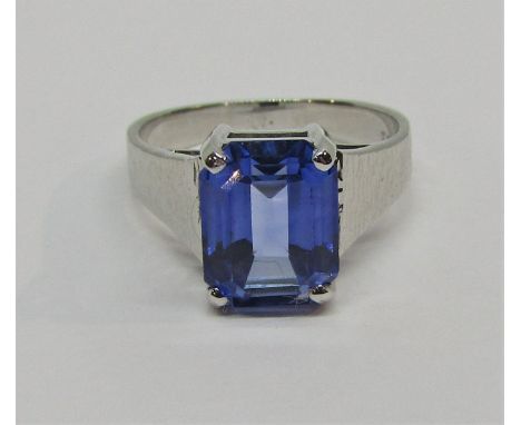 18ct white gold emerald-cut sapphire ring with textured shank, 8.5 x 6.5mm approx, size I/J, 4g 