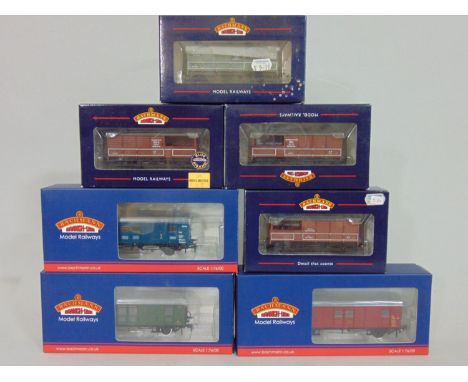 Bachmann wagon collection: 4 Brake vans 33-301C/D, 33-306, 33-304 and 3 further 39-528, 39-526 and 39-525, all boxed, in very