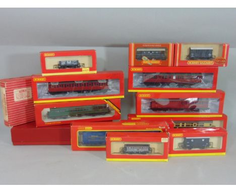 Collection of mixed Hornby including 6 coaches, 6 wagons, a Hornby Dublo level crossing 2460 and a Hornby Dublo Engine Shed (