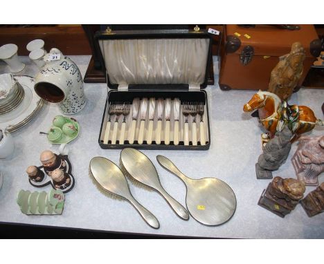 Canteen of cutlery and a brush set