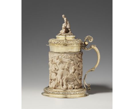 Musealer Elfenbein-DeckelhumpenSilber, vergoldet. Auf einem Fußwulst mit Palmettfries der ovalzylindrische Korpus mit Voluten