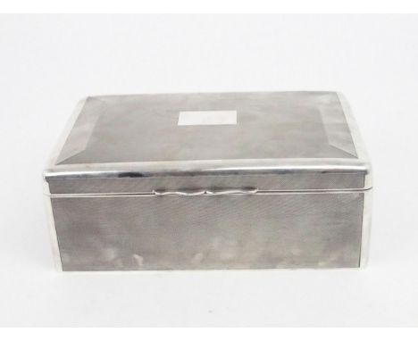 A LARGE EDWARDIAN SILVER CIGAR BOX / HUMIDOR of rounded rectangular form, the body with engine turned decoration, the lid wit