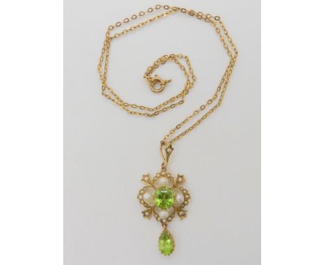 A PERIDOT & PEARL EDWARDIAN PENDANT made in bright yellow metal, the central peridot is step cut and approx 7.5mm x 7mm x 5.7