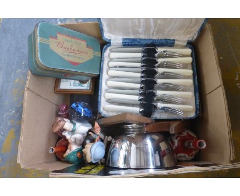 A box of assorted collectables including a Goeble figure, a cribbage board, Japanese vases, cased fish eaters and an assortme