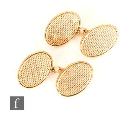 A pair of 9ct hallmarked oval chain link cufflinks each with engine turned decoration, weight 9g. 
