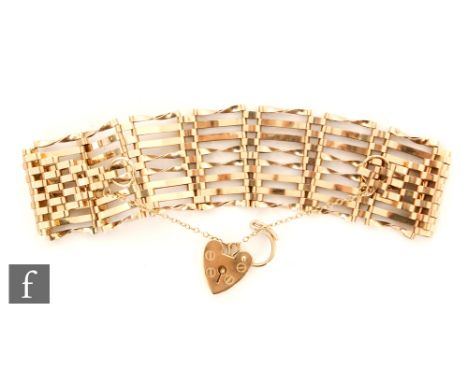 A 9ct hallmarked gate link bracelet terminating in heart shaped padlock clasp, weight 17g.