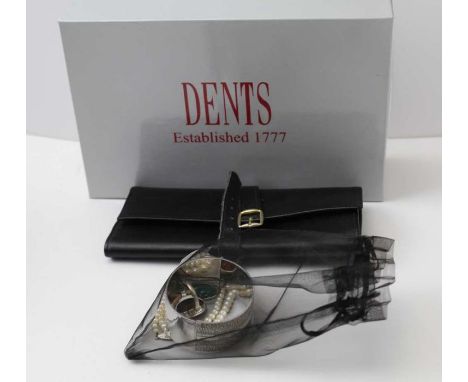 A quantity of assorted jewellery, includes, a single strand pearl necklace, a silver cuff bracelet, a cabochon set pendant, t