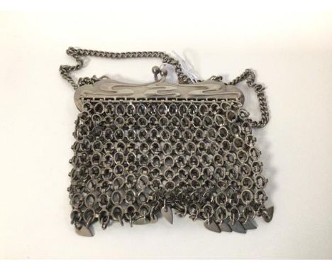 An early 20thc Art Nouveau style metal mesh evening bag with chain (bag: 12cm x 11cm)