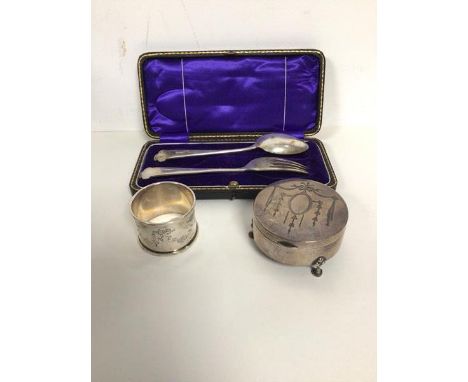 A Birmingham Edwardian silver napkin ring, a silver footed lidded box (h.3.5cm) and a boxed Epns fork and spoon