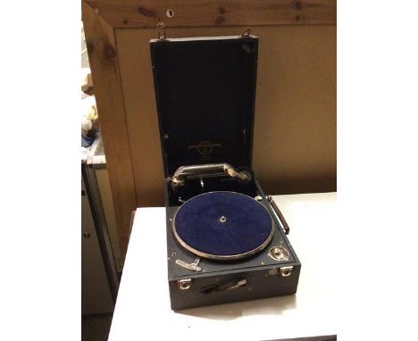A Columbia Viva-Tonal Grafonola travelling record player (18cm x 28cm x 40cm)