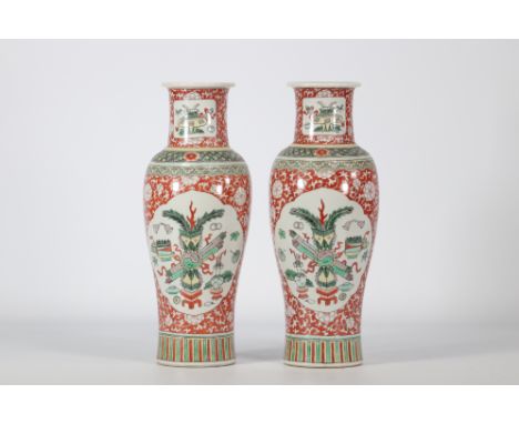 (2) Pair of Chinese porcelain vases decorated with furniture on a white background and red on the sides - Weight: 3.50 kg - S