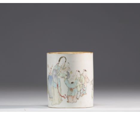 Famille rose qianjiang cai porcelain brush holder decorated with fine figures from 19th century. This brush-holder has been p