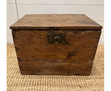 A vintage pin tuckbox with cup handles (Approximate measurements 29cm x 30cm x 40cm)