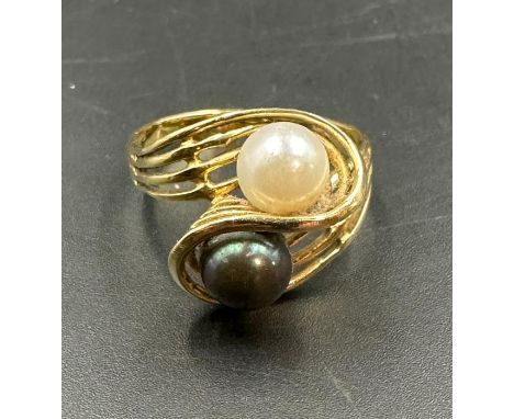 An 18ct gold ring with pearl setting. (Approximate Total Weight 4.4g)