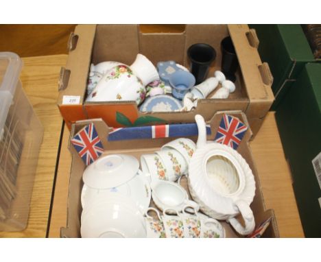 AN AYNSLEY TEA SERVICE TOGETHER WITH A TRAY OF COLLECTABLE CERAMICS TO INCLUDE, ROYAL ALBERT OLD COUNTRY ROSES, WEDGWOOD, ETC