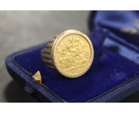 A GOLD HALF SOVEREIGN RING DATED 1912