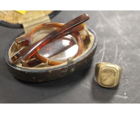 A YELLOW METAL SIGNET RING, TOGETHER WITH A PAIR OF GLASSES A/F