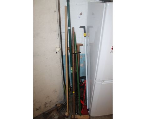 A SELECTION OF GARDENING AND HAND TOOLS, ETC