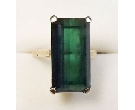 A 9 carat gold ring set rectangular cut green tourmaline