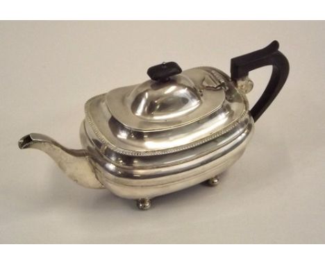 SILVER TEAPOT.
A silver teapot. Sheffield 1911. 24oz.