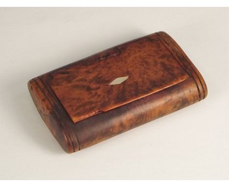 SNUFF BOX.
A burr wood snuff box.