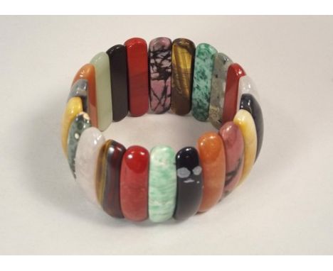 HARDSTONE BANGLE.
A specimen hardstone bangle, comprising 22 various hardstones.