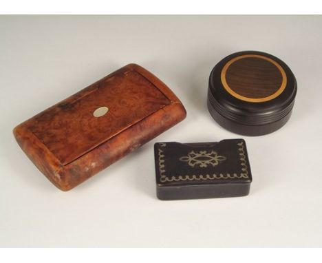 SNUFF BOXES ETC.
A large burr wood snuff box, a papier mache snuff box (a.f.) & a modern turned wooden box.
