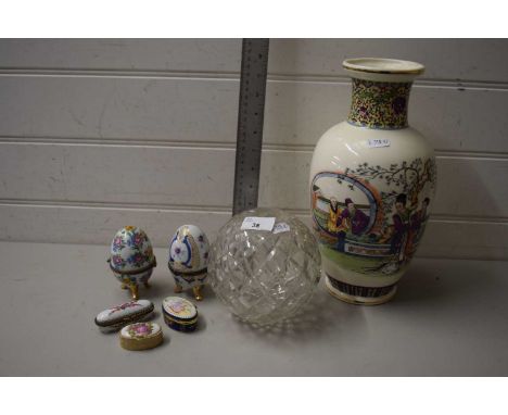 TRAY OF MIXED ITEMS TO INCLUDE A MODERN CHINESE VASE, VARIOUS SMALL PORCELAIN TRINKET BOXES ETC