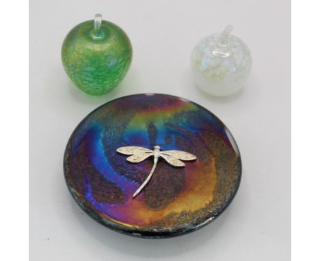 Kris Heaton art glass paperweight, with applied dragonfly, signed K. Heaton and dated 2022, W10.5cm and two Glassform applesS