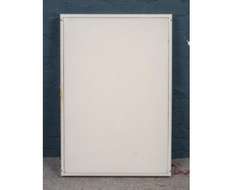 A large light box. (95cm x 66cm x 13xm).  Working.