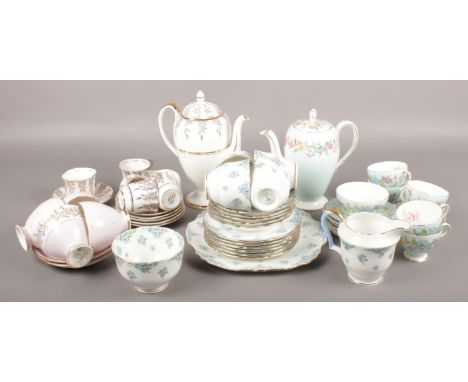 A mixed quantity of ceramic dinner/teawares. Including gilt decorated Wedgewood coffee pot, Dakin cups &amp; saucers, floral 