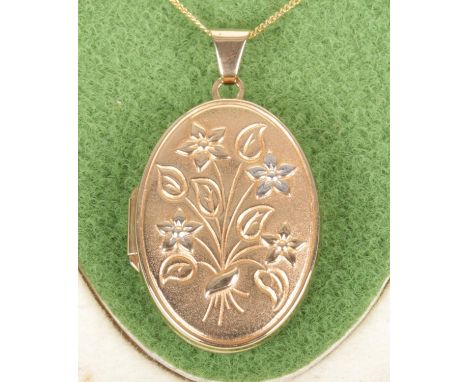 A 9ct gold locket on chain, 3.98g.  