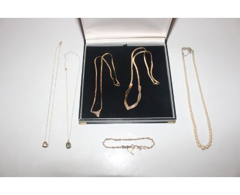 A 9ct gold gate link bracelet with padlock clasp, approx. 3gms; a 14ct gold Italian necklace approx. 7.5gms ; a 9ct gold open