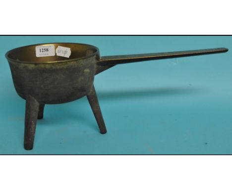 A bronze skillet, John Fathers, Montacute, 15 cm high Condition report Report by GH

No obvious damage, restoration or loss. 