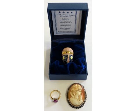 A Halcyon Days enamel egg, box, a silver mounted cameo brooch and an 18ct gold gemset ring (3)