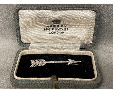 Platinum (probably) and diamond arrow brooch, set throughout with single brilliant cut diamonds in beaded setting 2.2 grams, 