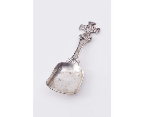 Edinburgh silver caddy spoon marked 'INVSS M &amp; C' with a Celtic cross finial, approx 20.6g, length 9cm.
